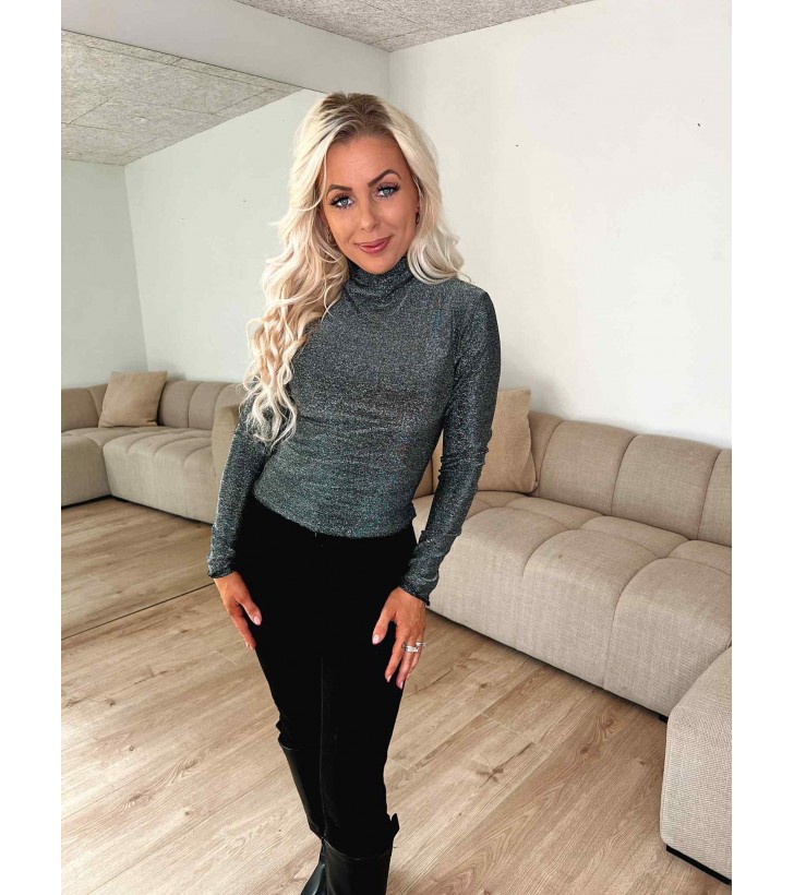 Sandra mockneck bluse m. glimmer