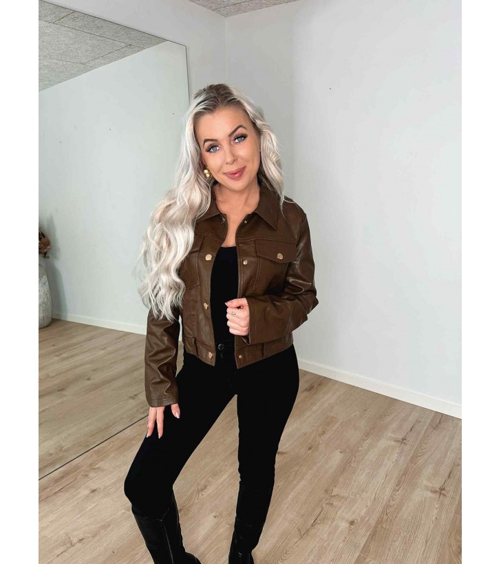 Freja PU jakke m. guldknapper brun