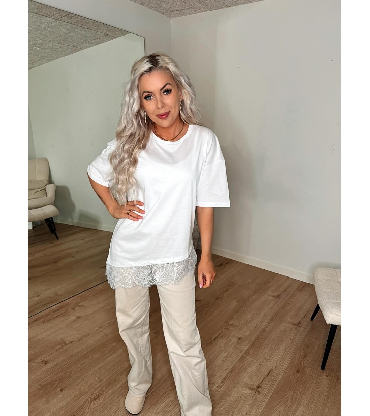 Easy assymetrisk t-shirt m. blondekant hvid