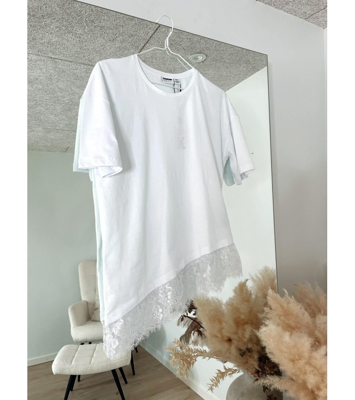 Easy assymetrisk t-shirt m. blondekant hvid